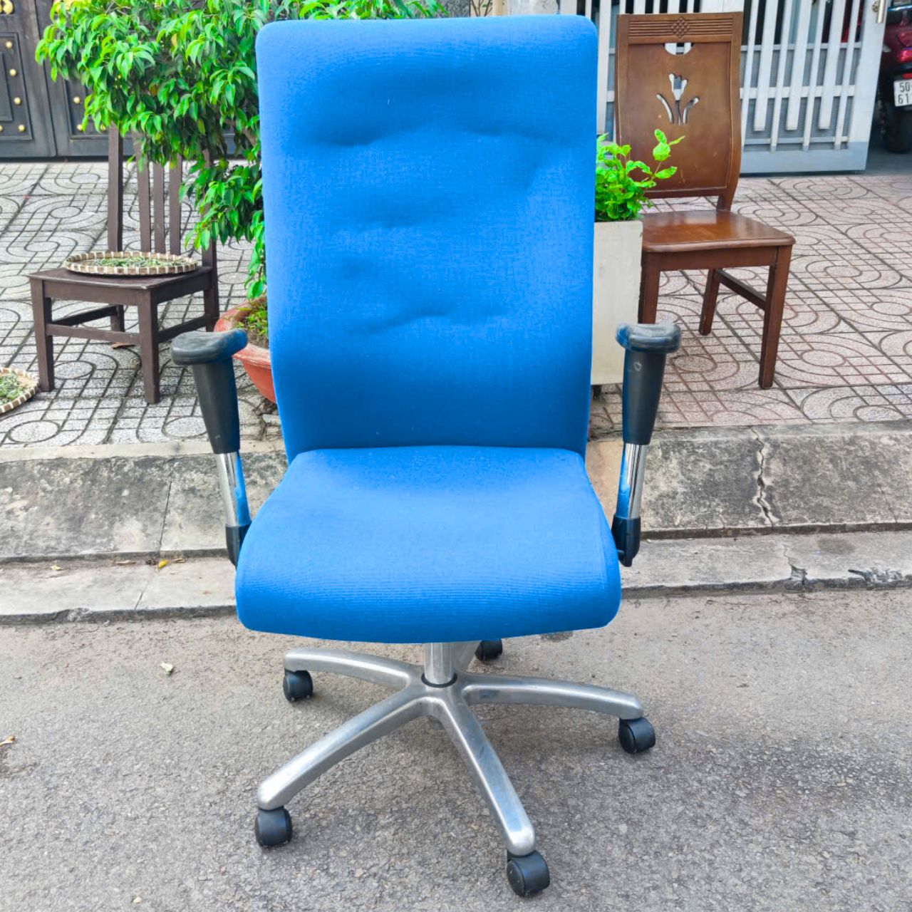 ghe-xoay-vai-xanh-chan-inox-cu