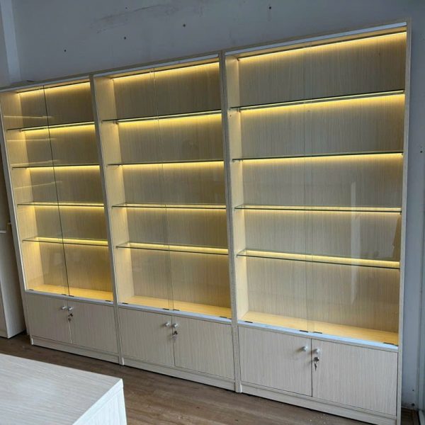 Tủ trưng bày 3m*2m ngăn kính có đèn mới