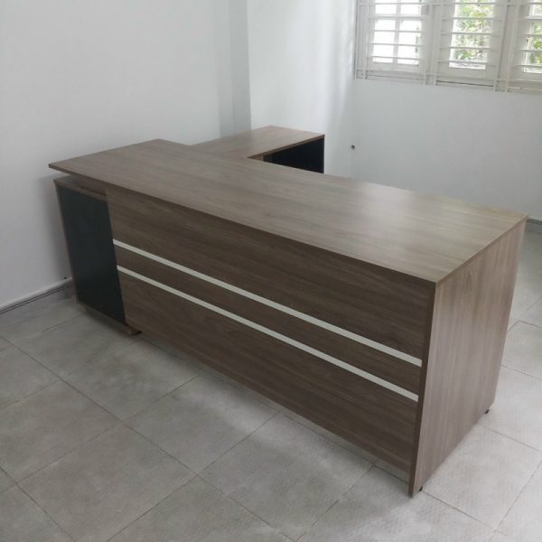 Bàn giám đốc 1m9x1m6 MDF phủ melamin mới 98%