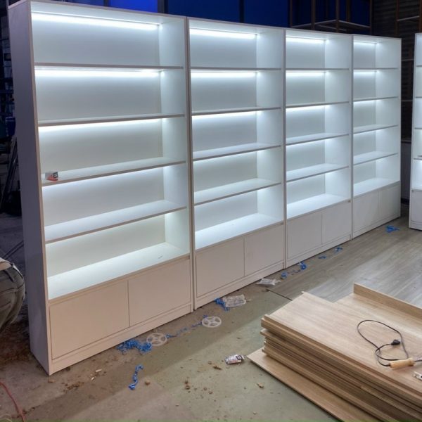 Kệ trưng bày sãn phẫm 4m MDF màu trắng có đèn mới 100%