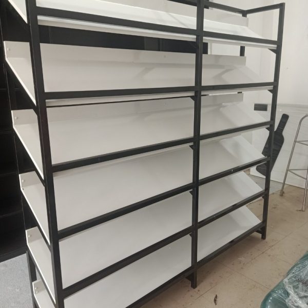 Kệ sắt trưng bày rượu vang màu mắt mới 100%