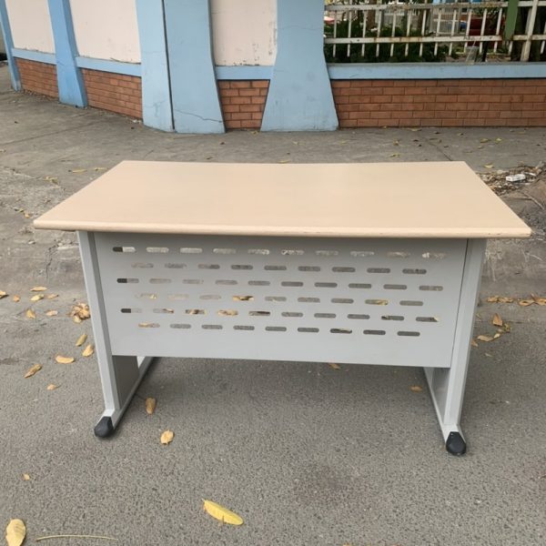 Bàn làm việc chân sắt 1m2 fami cũ