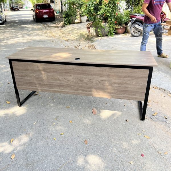 Bàn làm việc 1m8*60cm chân sắt mặt gỗ MDF