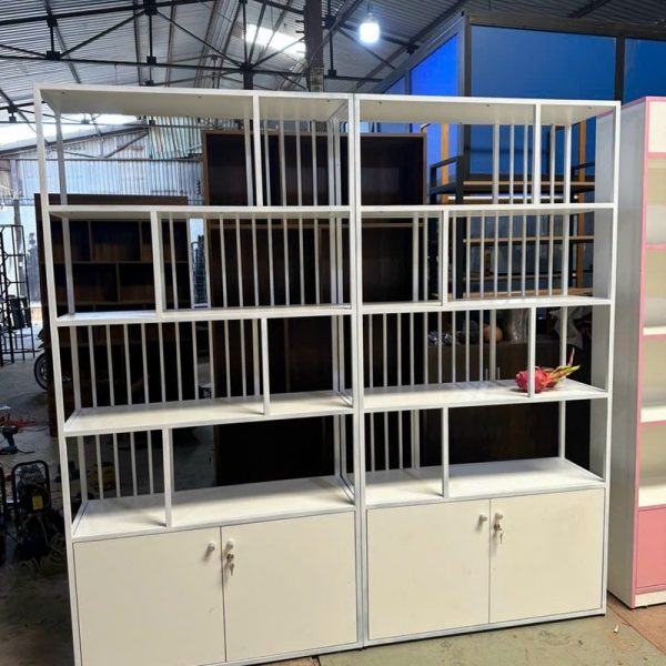 Kệ sắt trưng bày màu trắng 1m*2m tồn kho