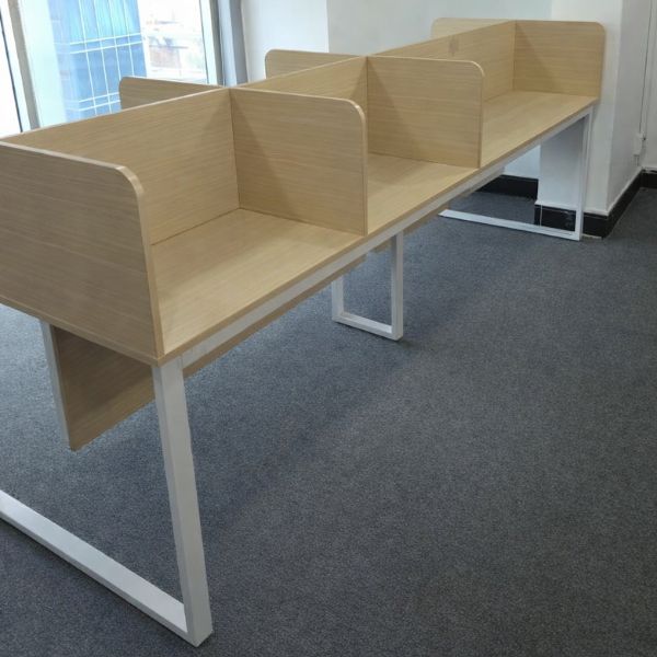 cum-ban-van-phong-co-vach-ngan-thanh-ly