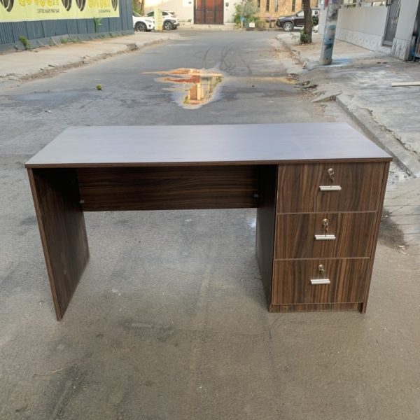 Bàn làm việc nhân viên 1m8*60cm mới 99%