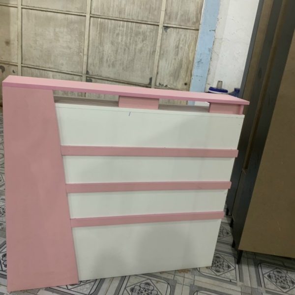 Quầy lễ tân trắng hồng 1m2 mới 99%