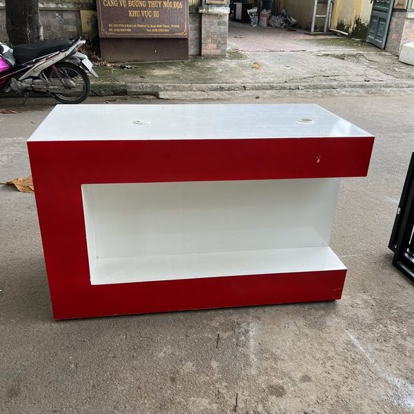 Thanh lý bàn quầy lễ tân 1m3 màu trắng đỏ