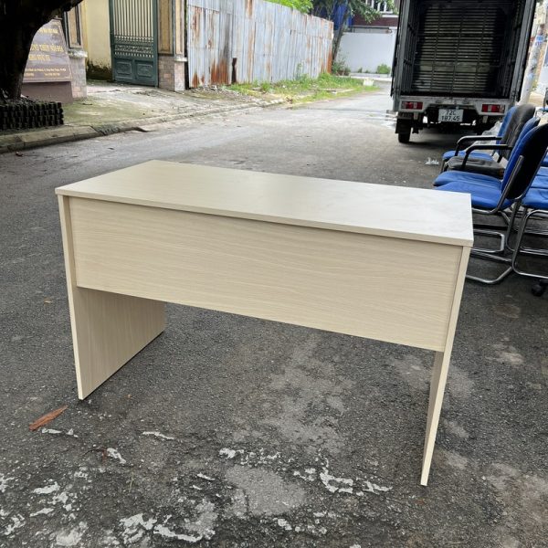 Bàn làm việc nhân viên 1M2 màu kem mới 98%