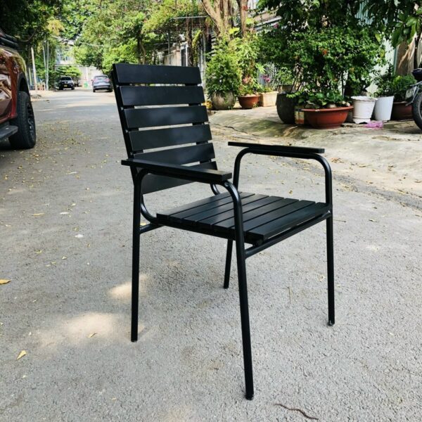 Ghế sắt cafe có tay vịn màu đen tồn kho mới 99%