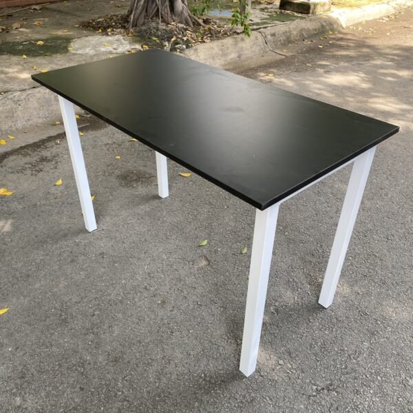 Bàn làm việc chân sắt trắng mặt đen 1M2 mới
