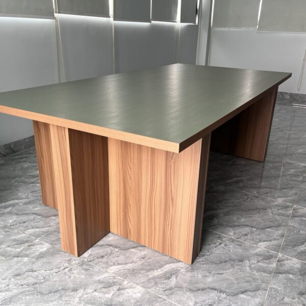 Bàn họp văn phòng cao cấp 2m4 tồn kho mới 98%