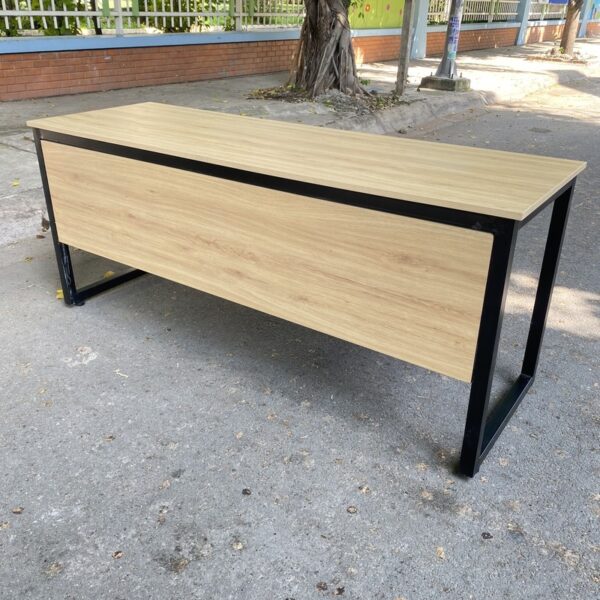 Bàn làm việc chân sắt 1M8*60CM tồn kho mới 99%