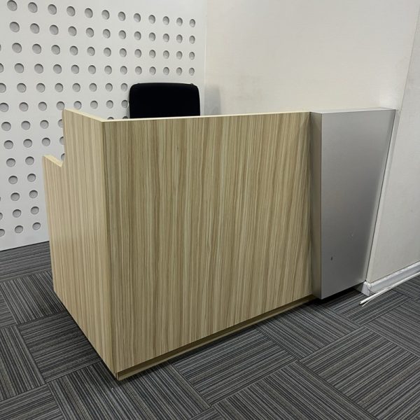 Thanh lý quầy lễ tân 1m8 màu vân gỗ MDF mới 98%