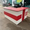 Bàn quầy lễ tân 1m4*1m2 màu trắng đỏ mới 99%