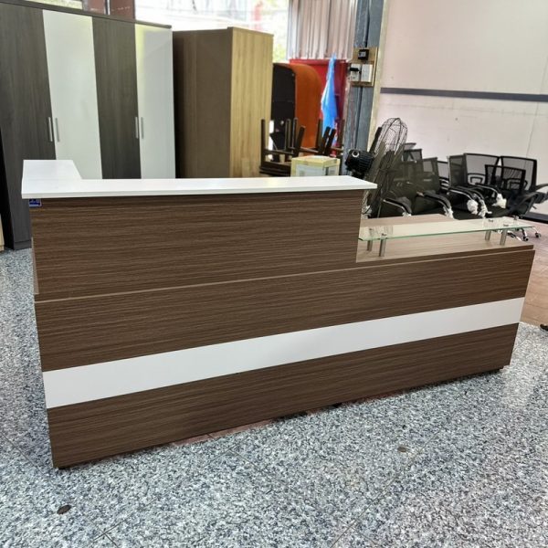Quầy lễ tân 2m55*80cm màu nâu cũ