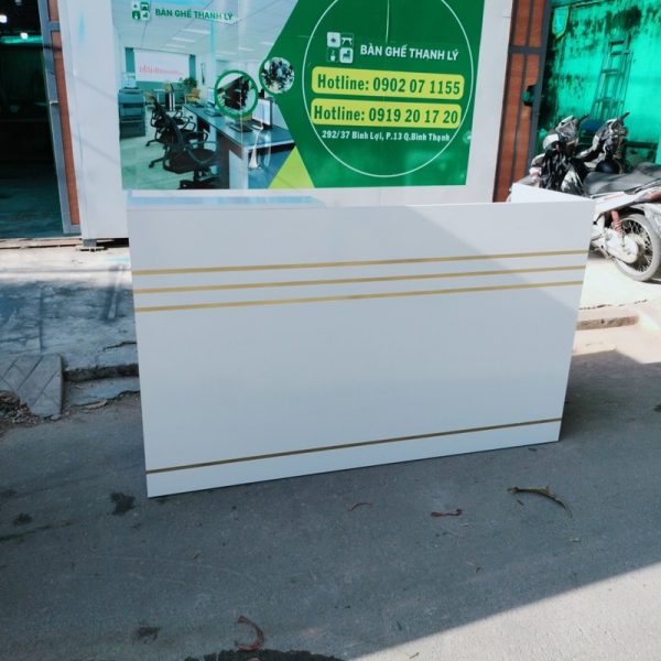 Quầy lễ tân 1m8 màu trắng chỉ vàng mới 99%