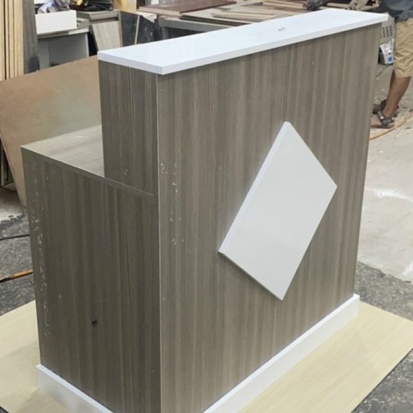 Quầy lễ tân 1m2 màu nâu trắng mới 98%