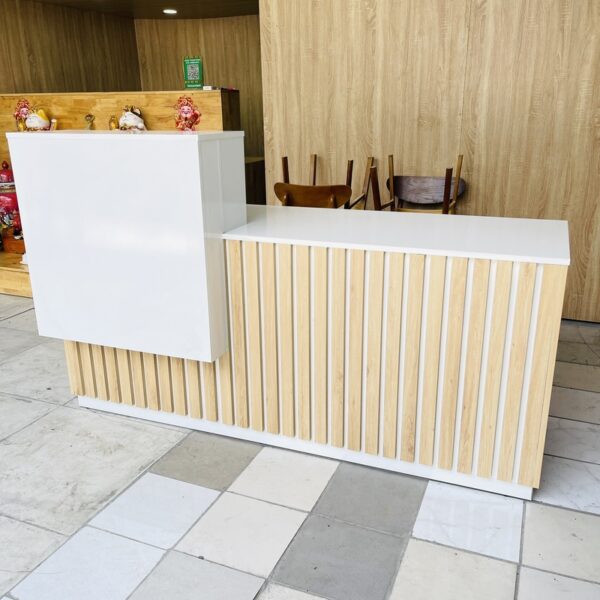 Thanh lý quầy lễ tân thanh gỗ 1m8 tồn kho mới