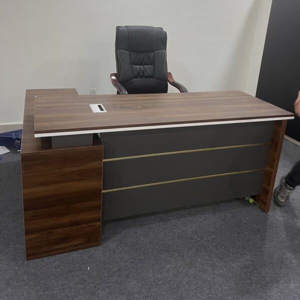 Bàn giám đốc văn phòng 1M6*1M4 mới 98%