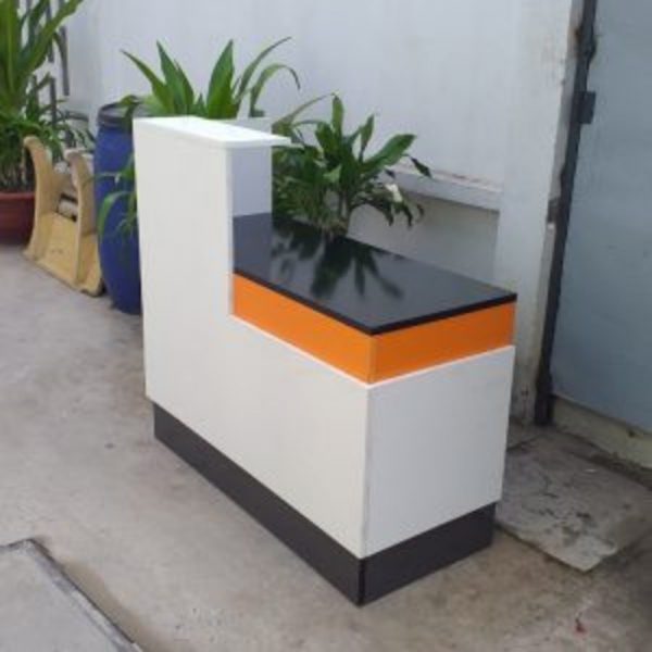 Thanh lý quầy tiếp tân 1m8 màu trắng mới 99%