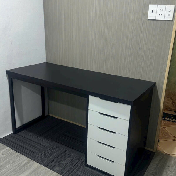 Thanh lý bàn làm việc 1m4*70cm chân sắt màu đen