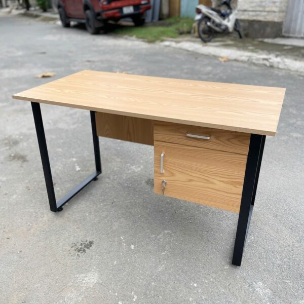 Thanh lý bàn làm việc 1m2*60cm có hộc chân sắt