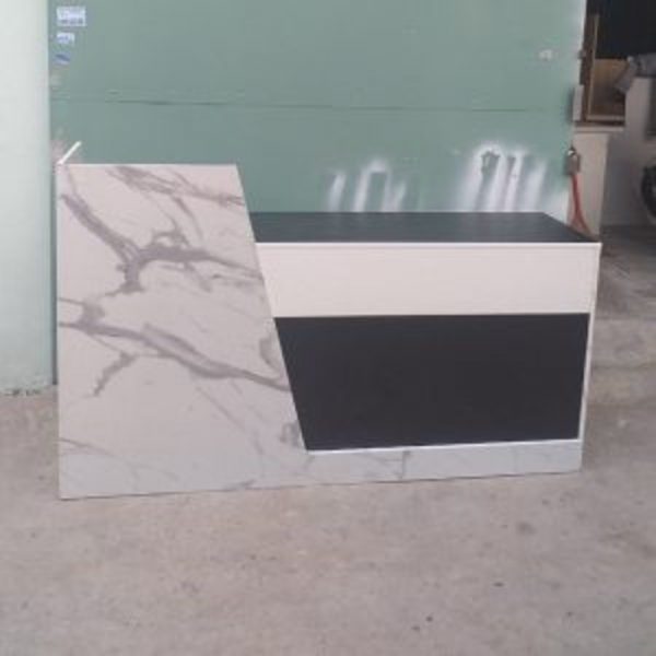 Thanh lý quầy lễ tân 1m6 mặt ốp giả đá mới 99%