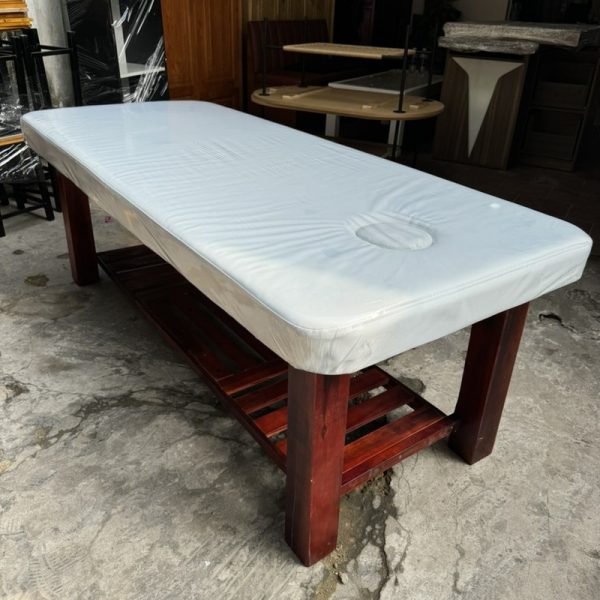 Gường spa chân gỗ tự nhiên bọc nệm màu trắng mới 99%