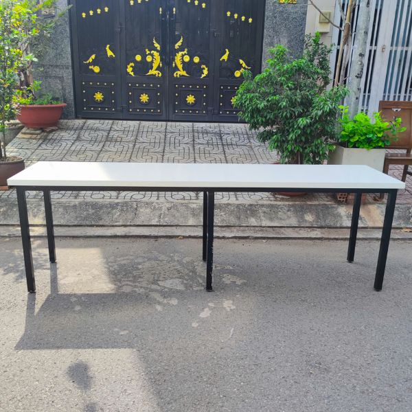 Thanh lý bàn họp văn phòng 2m4 chân sắt mới 95%