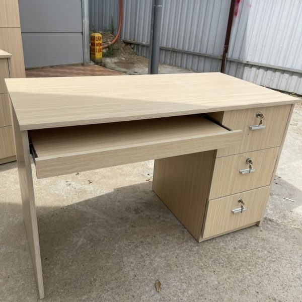 Thanh lý bàn làm việc 1m2 MFC có hộc mới 99%