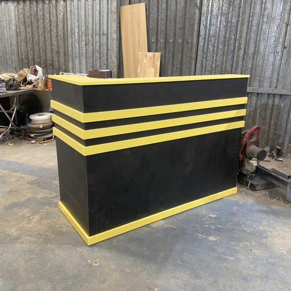 Thanh lý quầy lễ tân 1m4 MDF đen vàng mới 98%