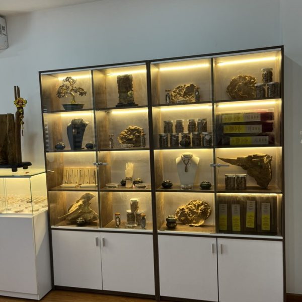 Tủ trưng bày 2m*2m cửa kính lùa có đèn mới 99%