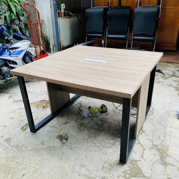 Thanh lý bàn làm việc 1m2*1m2 MDF mới 95%