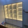 Kệ trưng bày 2m*2m ngăn kính có đèn vàng mới 99%