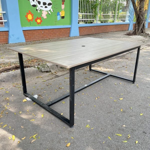 Thanh lý bàn họp 1m8*1m2 chân sắt mặt gỗ mới 95%