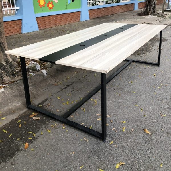 Thanh lý bàn họp 2m4 chân sắt mặt gỗ MDF mới 95%