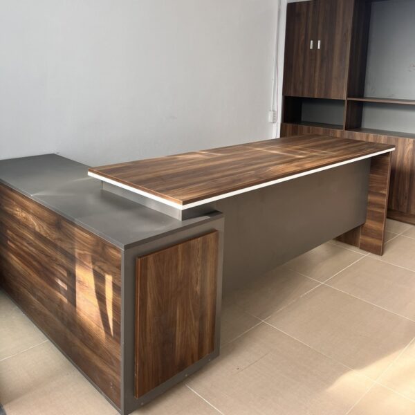 Thanh lý bàn giám đốc 2M phối màu sang trọng mới 98%