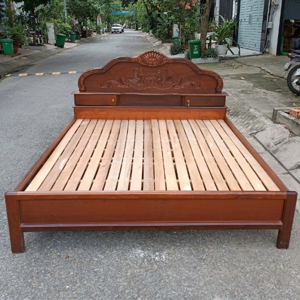 Thanh lý giường gỗ căm xe 1m8 x 2m rất nặng