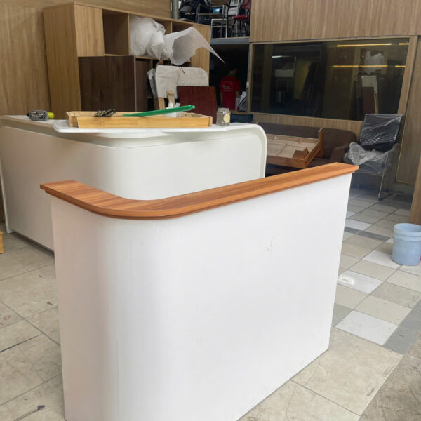 Thanh lý quầy lễ tân cũ bo cong màu trắng