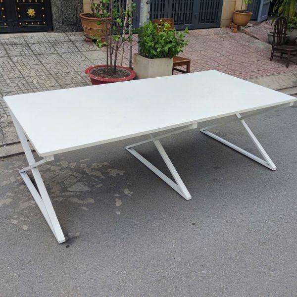 Thanh lý bàn họp 2m4 x 1m2 chân sắt mặt trắng mới 95%