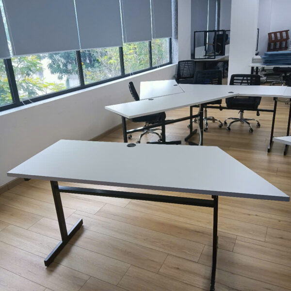 Thanh lý bàn làm việc chân sắt 1m5 x 60cm mới 90%