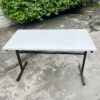 Thanh lý số lượng 50 bàn làm việc chân sắt 1m2 x 60cm mới 90%