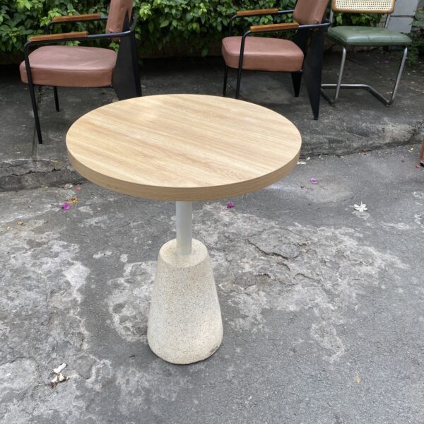 Thanh lý bàn cafe chân xi măng mới 95%
