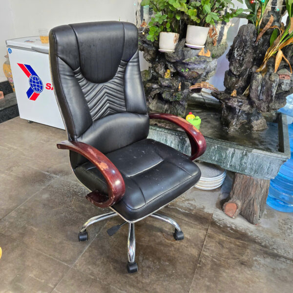 Thanh lý ghế giám đốc tay ốp gỗ mới 95%
