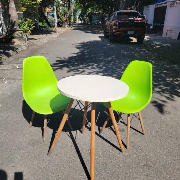 Bộ bàn tròn cafe kèm 2 ghế Eames thanh lý