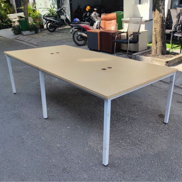 ban-hop-chan-sat-2m4-thanh-ly