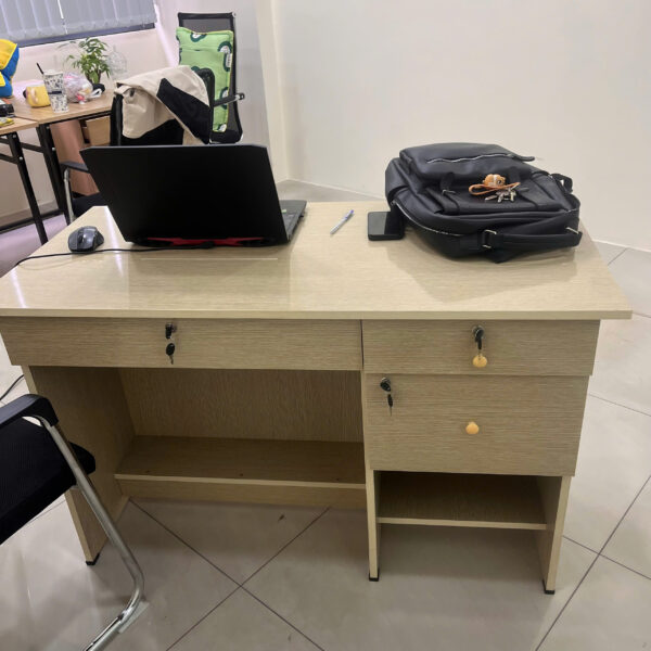 Thanh lý bàn làm việc có hộc giá rẻ