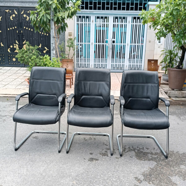 Ghế văn phòng chân quỳ bọc da cũ màu đen