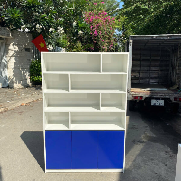 Tủ kệ trưng bày gỗ MDF màu trắng phối xanh